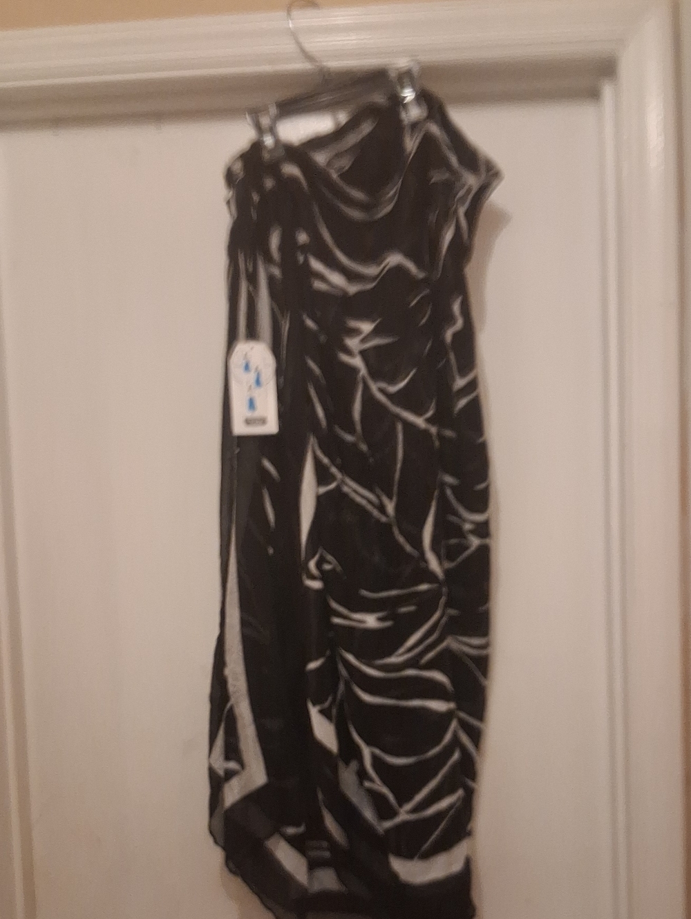 Black and white cover up it can be worn 3 different ways